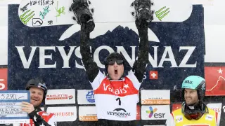 La pareja española en el podio de la Copa del Mundo de snowboard cross.