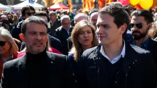 El primer ministro francés Manuel Valls con Alber Rivera en la manifestación por la unidad de España en Barcelona