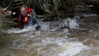 Un dispositivo de más de 200 personas busca al agente de la Guardia Civil que anoche cayó a un arroyo mientras rescataba a una pareja.