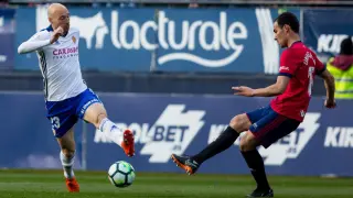 Toquero pugna con Unai García en los instantes previos a su asistencia de gol a Borja Iglesias que significó, este sábado en Pamplona, el 0-2 para el Real Zaragoza ante el Osasuna.