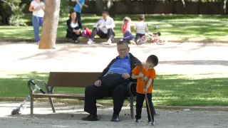 Imagen de un adulto y un niño, en el parque de los Fueros de Teruel.