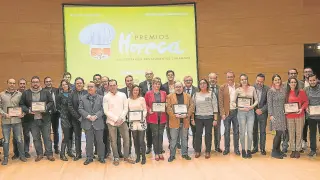 Todos los premiados en el XIX_Certamen de los Premios Horeca, junto a las autoridades y los patrocinadores, en la sala Luis Galve del Auditorio de Zaragoza.