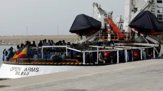 Inmigrantes esperando a desembarcar del buque Open Arms en Sicilia.