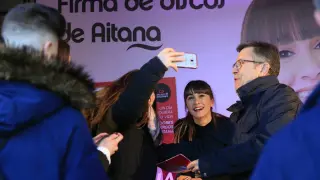 La cantante Aitana Ocaña se ha dado un baño de masas en la firma de discos de este martes en Puerto Venecia en Zaragoza.