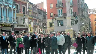 Rajoy recorrió a pie la calle de San Juan y la plaza del Torico en la foto arropado por decenas de simpatizantes.