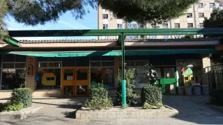 Escuela infantil municipal Pirineos, en el Arrabal, con tejado de uralita.