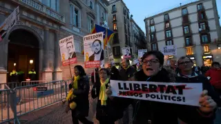 Un millar de personas cortan el centro de Barcelona en protesta por la prisión para los soberanistas
