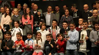 Los premiados en la IX Gala del Ciclismo Aragonés posan con sus trofeos.