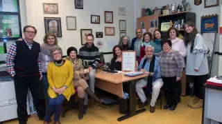 Un grupo de voluntarios de la Fundación Bodas de Isabel posa con el premio recibido del Gobierno aragonés