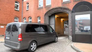 El coche de la policía que transporta a Puigdemont llega al centro de detención de Neumuenster.