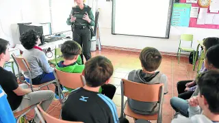 Una experta de la Guardia Civil dando una charla sobre acoso en el colegio de Siétamo.