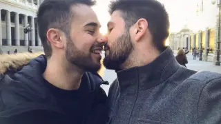 La foto en la que se besan ambos jóvenes.