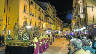 La procesión del Cenáculo, de la cofradía salesiana del Santo Cáliz, a su paso por el Coso Alto.