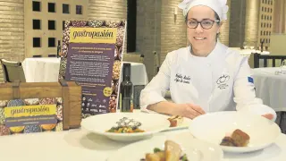 Noelia Andía, jefe de cocina del restaurante Aragonia Palafox, con los platos de un menú de Semana Santa que ha preparado para las jornadas de Gastropasión.