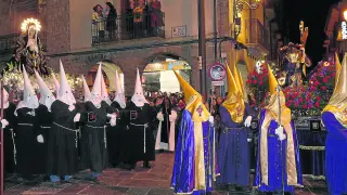 Momento del encuentro de los pasos del Nazareno y la Soledad en la plaza de la Catedral.