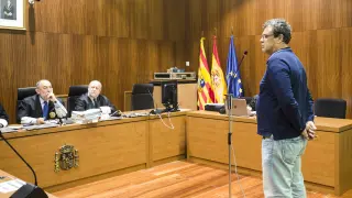 El acusado Juan Fernando V. F., ayer, declarando en la Audiencia de Zaragoza