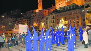 Los capirotes morados de la hermandad salieron en la procesión del Lunes Santo.