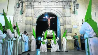 La peana del Cristo de las Siete Palabras, bajo el arco de la iglesia de SanGil, nada más comenzar el viacrucis.