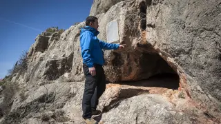 El alcalde de Castillonroy, Paco Rivas, señala la cueva del Dugo, donde la leyenda dice que moraba el monstruo del mismo nombre.