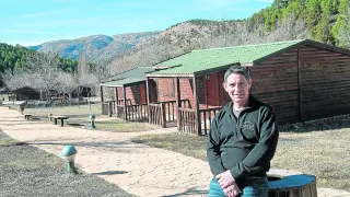 Ricardo Navarro, gerente del complejo de bungalós Cabañas de Javalambre, situado en el corazón de la sierra.