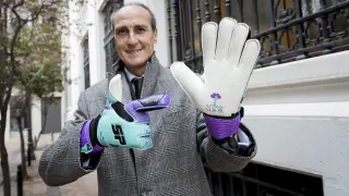 Carlos Peralta, patrono fundador de la Fundación APE, posa con los guantes de la iniciativa