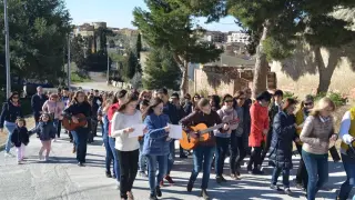 La celebración del viacrucis de los jóvenes de la localidad de las Cinco Villas.