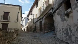 Calle empedrada de Castellote.