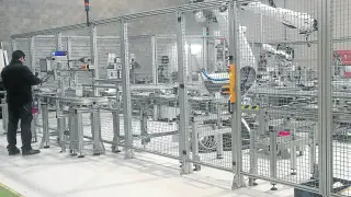 Un operario, ante la nueva línea robotizada de producción que Wirthwein ha instalado en Muel.