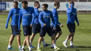 La plantilla del Real Zaragoza en su entrenamiento tras volver de León