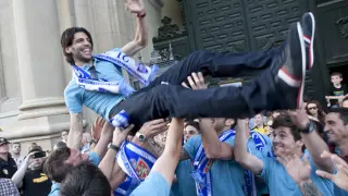 Ángel Lafita, manteado por sus compañeros tras lograr la permanencia en 2012.