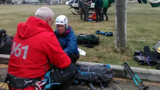 Un médico de rescate del 061 atiende a una montañera evacuada en helicóptero a Jaca.