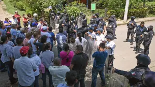 Decenas de familiares de los internos se arremolinaron en el exterior de la cárcel para exigir informes sobre sus familiares, por lo que debieron ser contenidos por efectivos de la Policía Federal, el Ejército y la Secretaría de Marina- Armada de México.