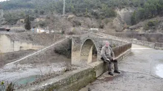 José María Lacoma, en las afueras del pueblo, ante uno de los imponentes puentes medievales.
