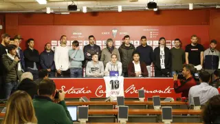 La plantilla del Albacete, con los tres capitanes sentados ante la camiseta de Pelayo, este martes en la sala de prensa del Carlos Belmonte