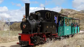 La locomotora Hulla realiza trayectos entre el parque temático y el centro de interpretación.