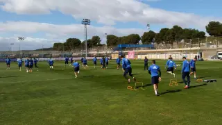 La plantilla del Real Zaragoza, sin Benito ni Buff, durante el entrenamiento de este miércoles en la Ciudad Deportiva.