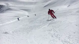 Un esquiador desciende por las pistas de la estación de Candanchú, en el Pirineo.