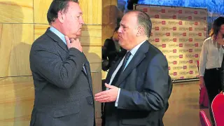 Javier Tebas (a la derecha) conversa con el presidente de la SD Huesca, Agustín Lasaosa