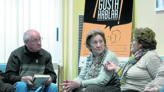 Pascual, Rosa y Vitorina conversan en Santa Isabel, en Zaragoza. La iniciativa 'Nos gusta hablar' intenta paliar la soledad de los mayores con un espacio abierto en el que todos pueden participar.