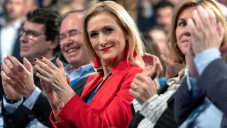 La presidenta de la Comunidad de Madrid, Cristina Cifuentes, aplaude durante la Convención Nacional del PP.
