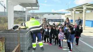 Una visita de escolares para conocer las instalaciones del punto limpio de la comarca.