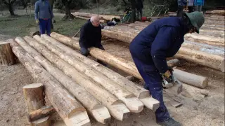 La Asociación Nabateros D'a Galliguera haciendo la mortesa con los troncos para construir las navatas que descenderán por el Gálego.