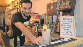 El barman Ignacio Alvira, preparando un cóctel Tom Collins en Lo Llevas Crudo.