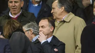 Christian Lapetra, el pasado sábado en el palco de La Romareda en el partido Real Zaragoza-Huesca, con el presidente de la Federación Aragonesa, Óscar Flé, en la fila de atrás.