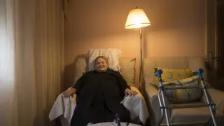 La zaragozana Carmen Hernández, de 93 años, en el salón una de las viviendas sin ascensor de Balsas Ebro Viejo.