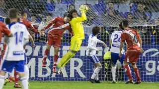 Una parada de Cristian Álvarez ante un ataque del Rayo en el partido de la primera vuelta que ganó en La Romareda el Real Zaragoza por 3-2 en una afortunada tarde.
