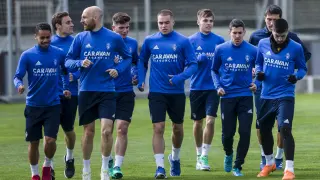 Varios jugadores del Real Zaragoza, en un entrenamiento reciente en la Ciudad Deportiva.