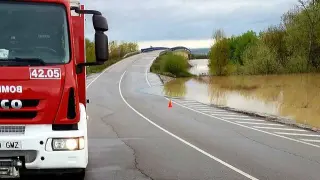 La crecida del Ebro ha obligado a cortar la carretera provincial CP-3 entre Boquiñeni y Pradilla.