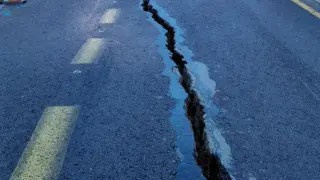 Un derrumbe en Monrepós provoca una profunda grieta en la carretera de Arguis