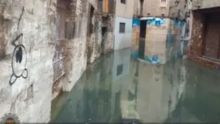 Calle Verjas en Tudela, inundada